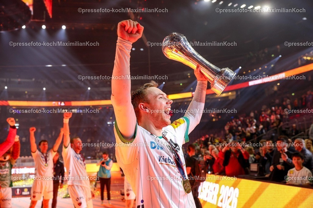 xSSCx19042602068 | 19.04.2026, xsscx, Handball, DHB-Pokal Lidl Final4, Finale, Füchse Berlin - Bergischer HC, Saison 2025 / 2026 Herren, Lanxess Arena, Köln: Die Mannschaft der Füchse Berlin feiert den Sieg im DHB-Pokal, Mathias Gidsel (Füchse Berlin #19) Photo: xSandraxScherningxPressefotoKochx