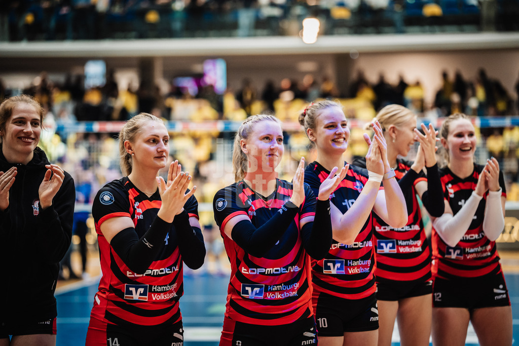 Volleyball | Frauen | Saison 2025/2026 | Volleyball Bundesliga | SSC Palmberg Schwerin vs. ETV Hamburger Volksbank Volleys | 18.10.2025 | v.l. Constanze von Meyenn (#6, ETV Hamburger Volksbank Volleys), Fiona Dittmann (#14, ETV Hamburger Volksbank Volleys), Luise Klein (#9, ETV Hamburger Volksbank Volleys), Lena Liegert (#10, ETV Hamburger Volksbank Volleys), Anna Hartig (#5, ETV Hamburger Volksbank Volleys) und Hannah Ammerman (#12, ETV Hamburger Volksbank Volleys) klatschen für die Fans anch dem Spiel