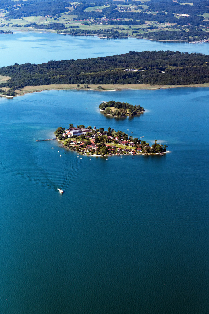 dr__0201147.jpg | CHIEMSEE 29.06.2023 Fraueninsel mit dem Kloster der Abtei Frauenwörth und Krautinsel in Chiemsee im Bundesland Bayern, Deutschland mit der Abtei der Benediktinerinnen Frauenwörth. 
