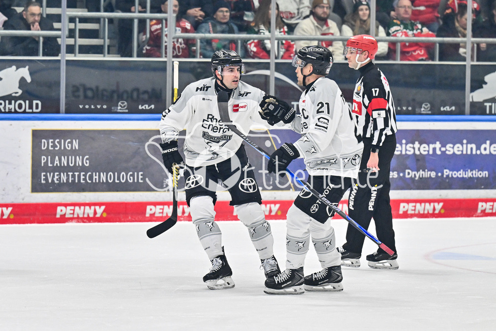 Augsburger Panther - Kölner Haie | AUGSBURG, GERMANY - 11. JANUARY: Jubel der Haie nach dem Treffer zum 1-1 Ausgleich durch Maximilian KAMMERER (Kölner Haie 9) / Tor / Torschuetze / Freude / Happy während dem Match zwischen den Augsburger Panthern und den Kölner Haien am 39. Spieltag der penny DEL im Curt Frenzel Stadion