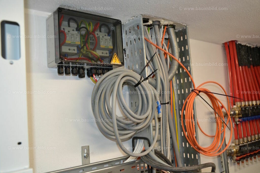 bib-lg17-elektroinstallation-0244 | Nach LV-Leistungsgruppen sortierte Detailfotos über den Bau eines Hauses. Alle Hausbau-Bilder direkt vom Urheber und Autor der Website Haus-Selber-Bauen.com