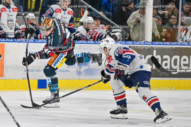 AUT, ICE, Black Wings Linz (AUT) vs Fehervar AV 19 (HUN) | 22.12.2023, Eishalle Linz, AUT, ICE Eishockey Liga, Black Wings Linz (AUT) vs Fehervar AV 19 (HUN), im Bild Graham Knott (BWL) vs Guillaume Leclerc (Fehervar)


// ICE win2day Hockey League Match between Black Wings Linz (AUT) vs Fehervar AV 19 (HUN) in Linz, Austria on 2023/12/22