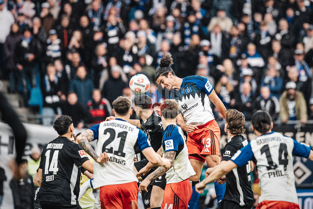 Fußball | Männer | Saison 2025/2026 | 1. Fußball-Bundesliga | 8. Spieltag | Hamburger SV vs. VfL Wolfsburg | 25.10.2025 | Guilherme Ramos (#13, HSV) mit einem Kopfball