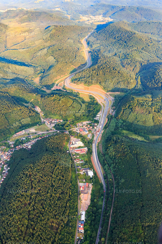 Luftbild: Ortsteil Kaltenbch im Wieslautertal des Pfälzerwald von Osten in Hinterweidenthal im Bundesland Rheinland-Pfalz in Deutschland. Foto: IMG_091882.jpg vom 16.07.2016 durch Werner Riehm/FLY-FOTO.de