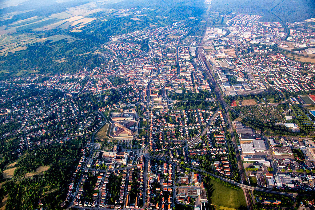 Luftbild: Ortsansicht von Norden in Bruchsal im Bundesland Baden-Württemberg in Deutschland. Foto: IMG_080466.jpg vom 12.06.2015 durch Werner Riehm/FLY-FOTO.de