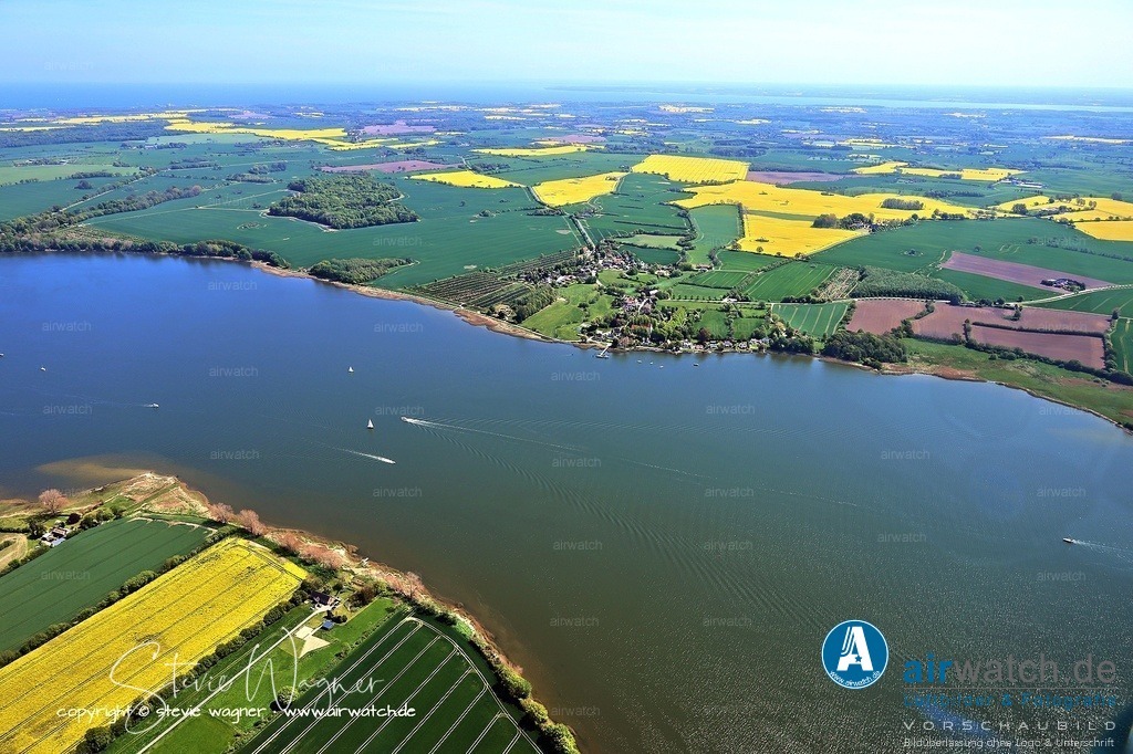 Luftbild Ostseefjord Schlei, Sieseby, Gasthof Alt Sieseby, Schleistrasse, Ketelsby | Das Dorf Sieseby blickt auf eine lange Geschichte zurück und wurde erstmals 1267 in einer Urkunde des Bischofs zu Schleswig erwähnt, wobei der Ortsname als ecclesie Siceby vermerkt ist. Die Namensform wandelte sich über Ciceby, Tzitzebu zu Sysbuykirch und schließlich zu Siseby. Der Ortsname bedeutet „Dorf, Siedlung des Sizo“, einer hypokoristischen Kurzform zu Namen wie Siegfried oder Siegmund. Sieseby ist Teil der Gemeinde Thumby im Kreis Rendsburg-Eckernförde und liegt direkt an der Schlei.  Die Gemeinde umfasst außerdem die Dörfer Thumby, Börentwedt und Sensby sowie die Güter Bienebek, Staun, Marienhof, Guckelsby und Grünholz.