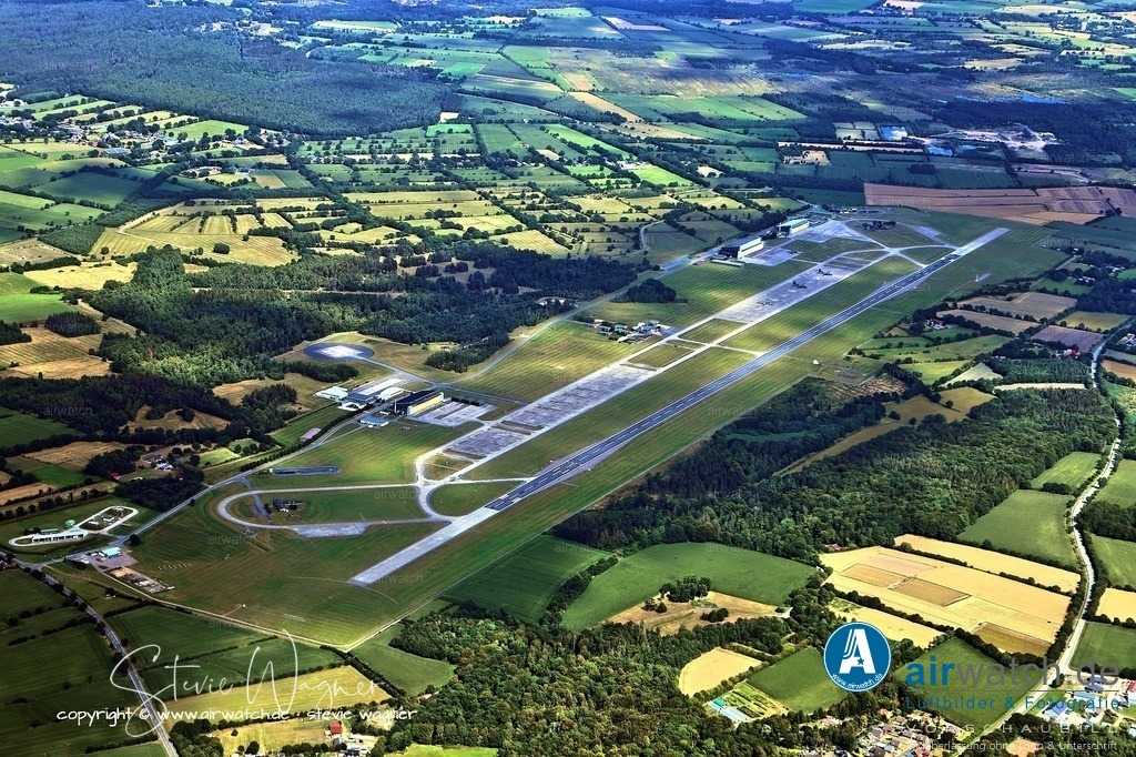 Luftbild Fliegerhorst Hohn - Mit der Außerdienststellung des LTG 63 am 15. Dezember 2021 wurde Hohn zu einem Satellitenplatz | Mit der Außerdienststellung des LTG 63 am 15. Dezember 2021 wurde Hohn zu einem Satellitenplatz des Taktischen Luftwaffengeschwaders 51 „Immelmann“ in Jagel. Der Betrieb wird nun durch eine Flugplatzstaffel mit 60 Dienstposten sichergestellt, die einen Betrieb von 40 Stunden pro Woche ermöglicht.
