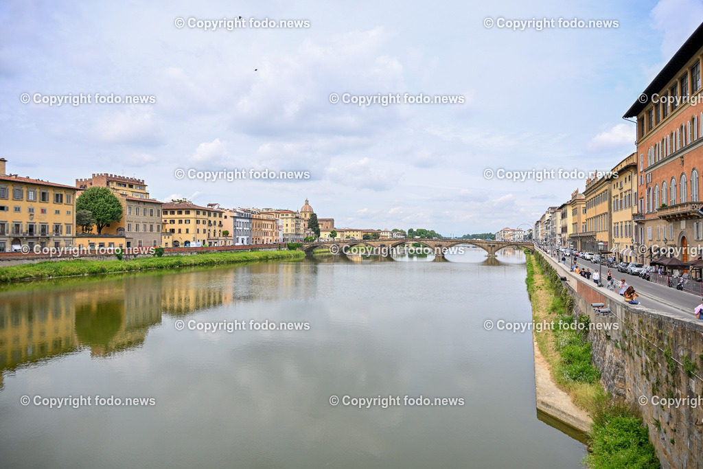Italien_ Toscana_ Florenz_ 30.05.2024-128 | 30.05.2024, Italien, ITA, Toskana, Florenz im Bild Stadtansichten, Gebäude, Architektur, Touristen, Historisch, Souvenir, Altstadt, Museum, Statuen, Skulpturen, Piazza della Signoria, Statue David, Palazzo Vecchio, Neptunbrunnen, Piazza della Repubblica, Ponte Vecchio, Brücke, Uffizien, Kathedrale Santa Maria del Fiore, Arno, Fluß


Florenz, Firenze, ist eine italienische Großstadt. Nach Einwohnern ist sie die achtgrößte Stadt Italiens. Florenz ist die Hauptstadt sowie größte Stadt der Region Toskana und der Metropolitanstadt Florenz, in der etwa eine Million Menschen leben. Florenz ist für seine Geschichte berühmt. Leonardo da Vinci verbrachte große Teile seiner Jugend in Florenz, Michelangelo fand Unterschlupf in der Kirche der Medici, Galileo Galilei wohnte als Hofmathematiker in den Palästen der Medici. Von 1865 bis 1871 war die Stadt die Hauptstadt des neu gegründeten Königreichs Italien. Das historische Zentrum von Florenz zieht Jahr für Jahr Millionen von Touristen an. Die historische Innenstadt wurde von der UNESCO im Jahre 1982 zum Weltkulturerbe erklärt. 
Quelle: Wikipedia

