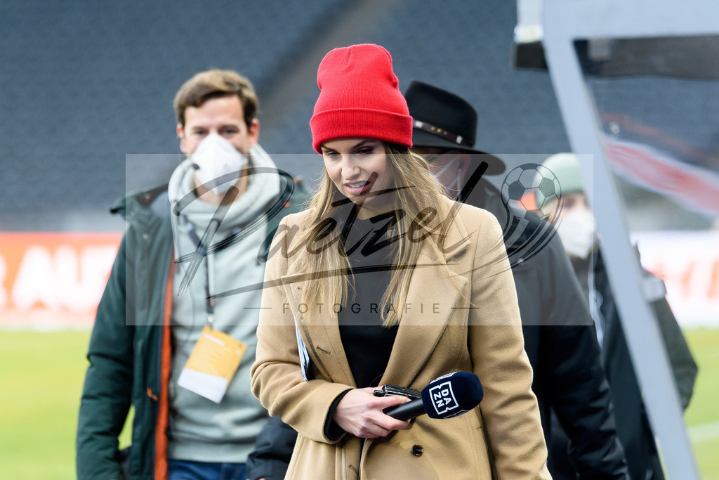 BSCFCB20220123_148 | Fussball, Herren: DAZN-Moderatorin Laura Wontorra schaut bei dem Spiel der 1. Bundesliga zwischen Hertha BSC und FC Bayern Muenchen im Olypiastadion am 23.01.2022 in Berlin, Deutschland.DFB / DFL REGULATIONS PROHIBIT ANY USE OF PHOTOGRAPHS AS IMAGE SEQUENCES AND/OR QUASI-VIDEO. - Realisiert mit Pictrs.com
