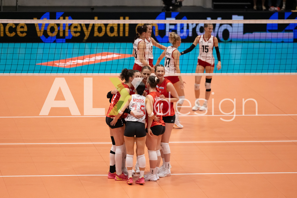 Austria v Switzerland - CEV European League Women | KRIENS, SWITZERLAND - JUNE 14: Team of Switzerland celebrating (FIONA MAEDER of Switzerland, ORIANE HÄMMERLI of Switzerland, FABIANA MOTTIS of Switzerland, JULIE LENGWEILER of Switzerland and SARINA WIELAND of Switzerland) during the CEV European League match between Austria and Switzerland at Pilatus Arena on June 14, 2026 in Kriens, Switzerland. - Realisiert mit Pictrs.com