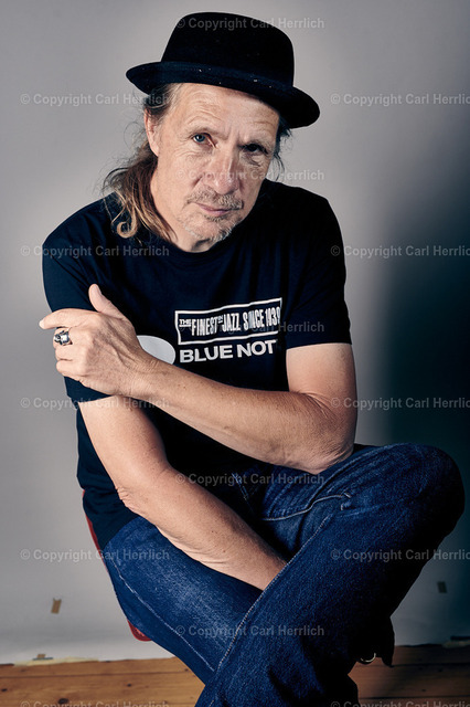 Klaus Studio-10.9.24_carlherrlich (17) | High End Portraits. Einzelportrait Paarportrait Gruppenportrait Künstlerportrait Bandportzait Bühnenfotografie Fashion Lifestyle Urbanlife  - Realisiert mit Pictrs.com