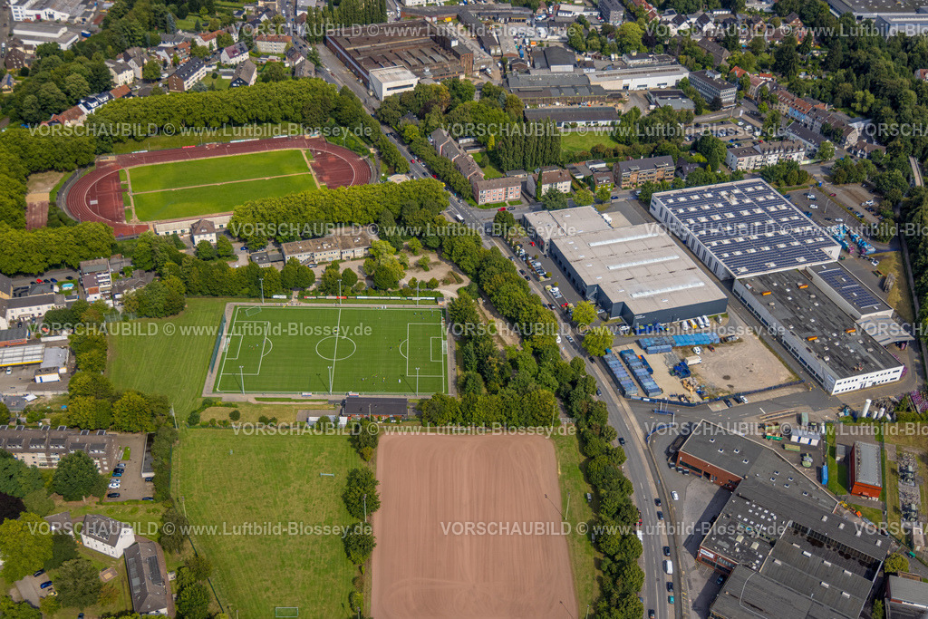 Witten250804758 | Luftbild, Gewerbegebiet Westfalen Straße mit Reifenhandel Kessler, Sportanlage Wullenstadion, Fußballstadion und Leichtathletik Stadion des FSV Witten 07/32 e.V., Fußballplatz VFB Annen 19 e.V., Westfalenstraße, Witten, Ruhrgebiet, Nordrhein-Westfalen, Deutschland