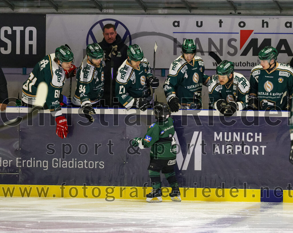 2025-11-02_010_TSV_Erding_gegen_EV_Fuessen | Erding, Deutschland, 02.11.2025:Eishockey, Oberliga Süd 2025 / 2026, 15. Spieltag, TSV Erding gegen EV Füssen, Endergebnis: 2:6Moritz Köttstorfer (Erding Gladiators, #61), Markus Eberhardt (Erding Gladiators, #94), Mark Waldhausen (Erding Gladiators, #27), Paul Wallek (Erding Gladiators, #44), Elias Maier (Erding Gladiators, #15)Foto: Christian Riedel / fotografie-riedel.net