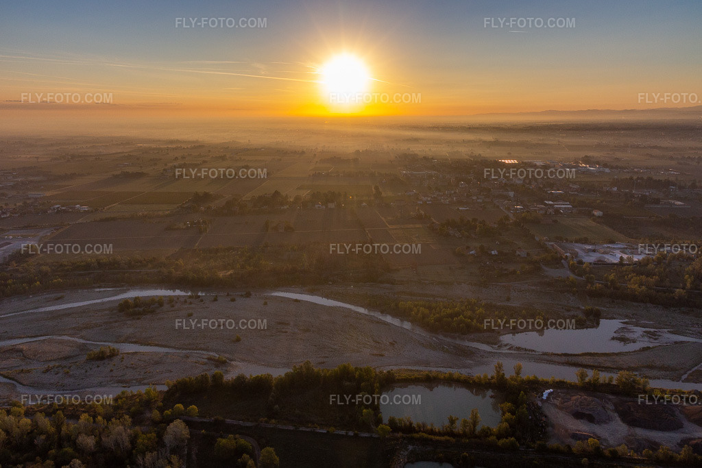Aerial view: Sunrise over the Secchia River in Sassuolo in the state Modena, Italy.Photo: IMG_134772.jpg taken on 09/20/2022 by Werner Riehm/FLY-FOTO.comResolution of the original: 5311 x 3541 px