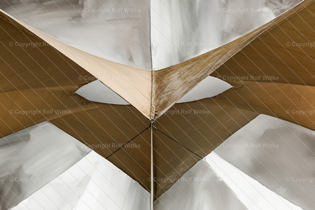 dach tanzbrunnen | das Zeltdach eines Tanzbrunnens in einer abstrakten Bilddarstellung - Realisiert mit Pictrs.com