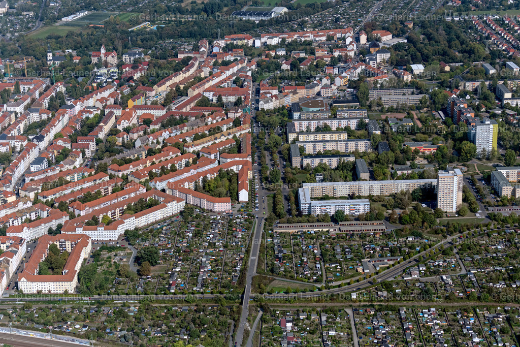 4041089 | LEIPZIG 15.09.2020 Wohngebiet einer Reihenhaus- Siedlung an der Heinkstraße in Leipzig im Bundesland Sachsen. // Residential area a row house settlement on Heinkstrasse in Leipzig in the state Saxony. Foto: Gerhard Launer
