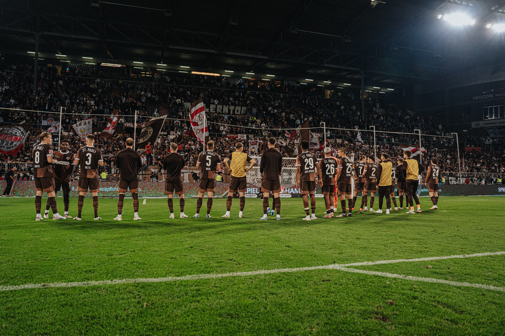 FCS05289 | Der offizielle Shop für FC St. Pauli Fotos. Wähle aus Spielszenen & Fanmomenten dein FCSP Wunschformat. Wir liefern Millerntor-Atmosphäre.