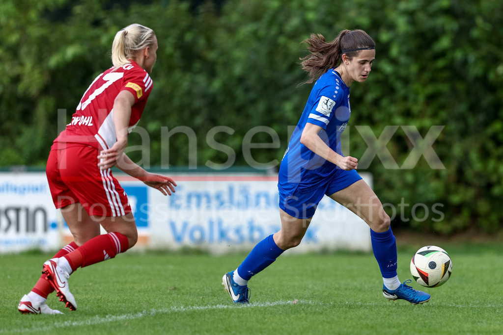 Fussball, Testspiel Frauen, SV Meppen - SpVg Aurich | v.li.: Aylin Rewohl (SpVg Aurich, 27) und Marie Bleil (SV Meppen, 7) im Zweikampf, Duell, Dynamik, Aktion, Action, Spielszene