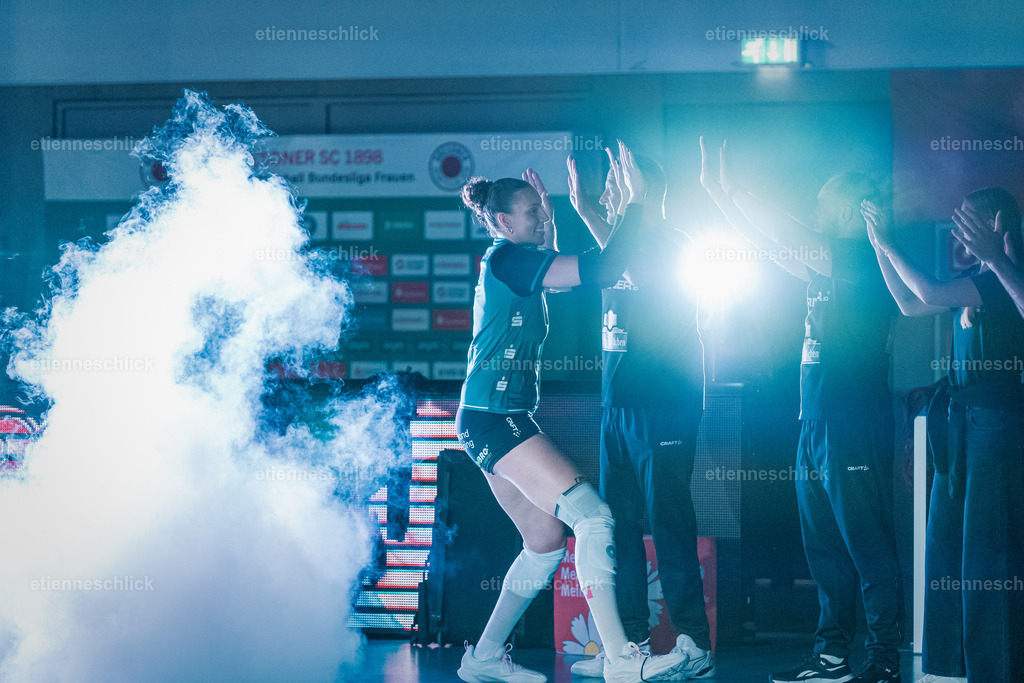 Dresdner SC - Binder Blaubären TSV Flacht, DEKRA 1. Bundesliga Frauen, Volleyball | Im Bild: Spielereinlauf Raeven Chase (2, Dresdner SC)24.10.2026, Dresdner SC -  Binder Blaubären TSV Flacht, DEKRA 1. Bundesliga Frauen, Volleyball, Deutschland, Dresden, Cyberport Arena