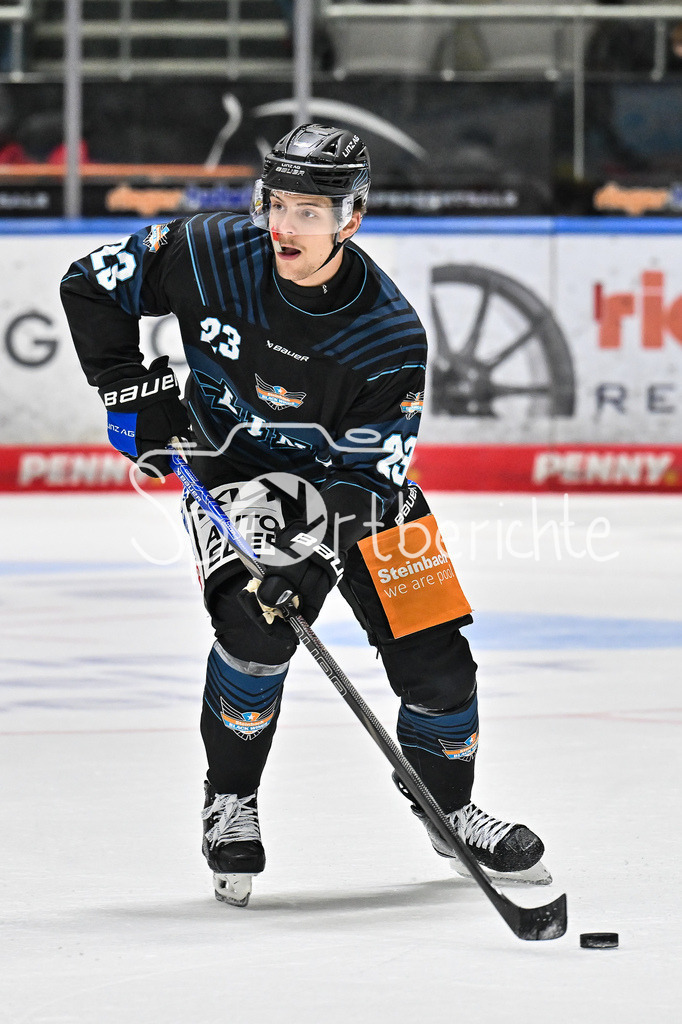 Augsburger Panther - Steinback Black Wings Linz | am Puck Patrick SÖLLINGER (Black Wings Linz 23) Einzelfoto / Freisteller / Testspiel: Augsburger Panther - Steinback Black Wings Linz; Curt Frenzel Stadion am 05.09.2025