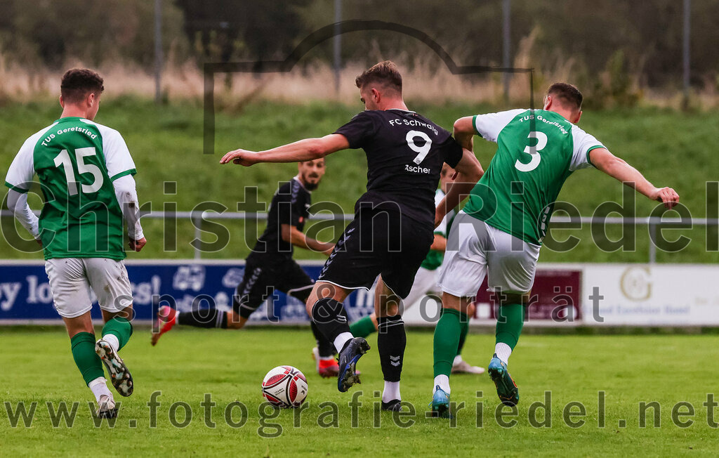 2023-08-09_092_FC_Schwaig_gegen_TuS_Geretsried | Deutschland, 09.08.2023:
Fußball, Landesliga Südost 2023 / 2024, 5. Spieltag, FC Schwaig gegen TuS Geretsried, Endergebnis: 4:1

Isni Redjepi (TuS Geretsried, #15), Raffael Ascher (FC Schwaig, #9), Kenan Numanovic (TuS Geretsried, #3)

Foto: Christian Riedel / fotografie-riedel.net