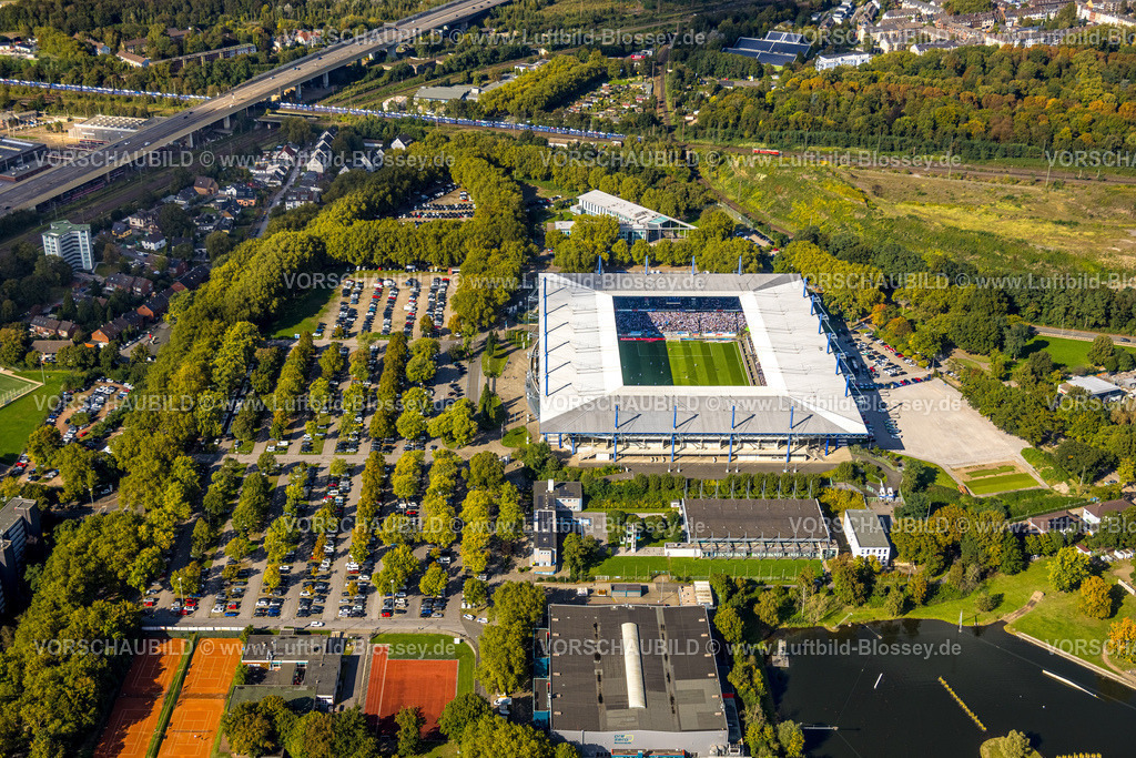 Duisburg241003371 | Luftbild, Sportpark Duisburg mit Fußballstadion Schauinsland-Reisen-Arena, auch MSV Duisburg Arena oder Wedaustadion, Live Fußball mit Zuschauern auf der Tribüne, Parkplätze, Neudorf, Duisburg, Ruhrgebiet, Nordrhein-Westfalen, Deutschland