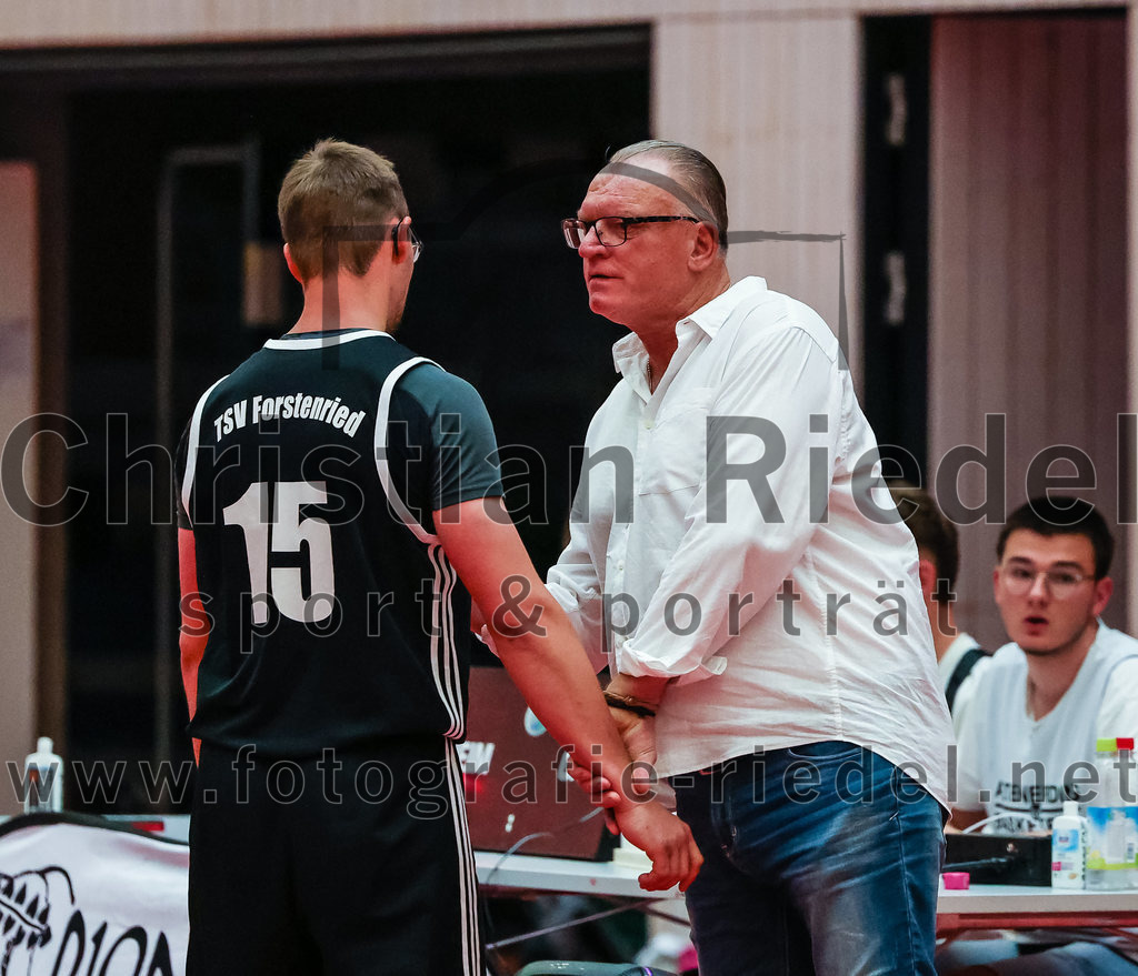 2022-05-15_113_SpVgg_Altenerding_gegen_TSV_Muenchen-Forstenried | Erding, Deutschland, 15.05.2022:
Basketball, Bezirksliga 2021 / 2022, Play-Offs, SpVgg Altenerding gegen TSV München-Forstenried, Endergebnis: 55:57

Alexander Winklhofer (TSV München-Forstenried, #15)

Foto: Christian Riedel / fotografie-riedel.net