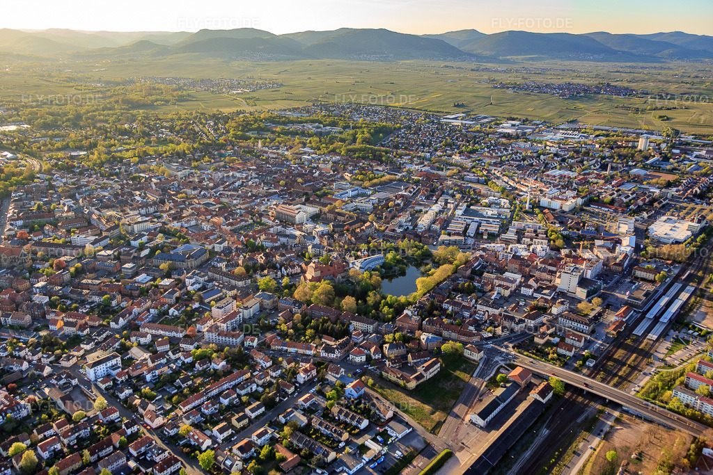 Luftbild: Stadtübersicht aus Südosten in Landau in der Pfalz im Bundesland Rheinland-Pfalz in Deutschland. Foto: IMG_077441.jpg vom 21.04.2015 durch Werner Riehm/FLY-FOTO.de