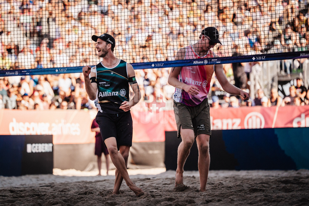 Beachvolleyball | Männer | Deutsche Meisterschaften 2025 Timmendorfer Strand | 06.09.2025 | links jubelt Clemens Wickler rechts Philipp Huster