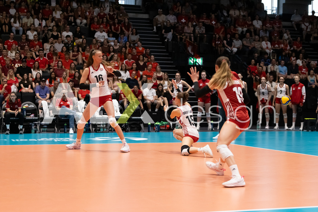 Austria v Switzerland - CEV European League Women | KRIENS, SWITZERLAND - JUNE 14: ANAMARIJA GALIC of Austria, MARIE KRISTIN BRUCKNER of Austria and EVA STABENTHEINER of Austria during the CEV European League match between Austria and Switzerland at Pilatus Arena on June 14, 2026 in Kriens, Switzerland. - Realisiert mit Pictrs.com