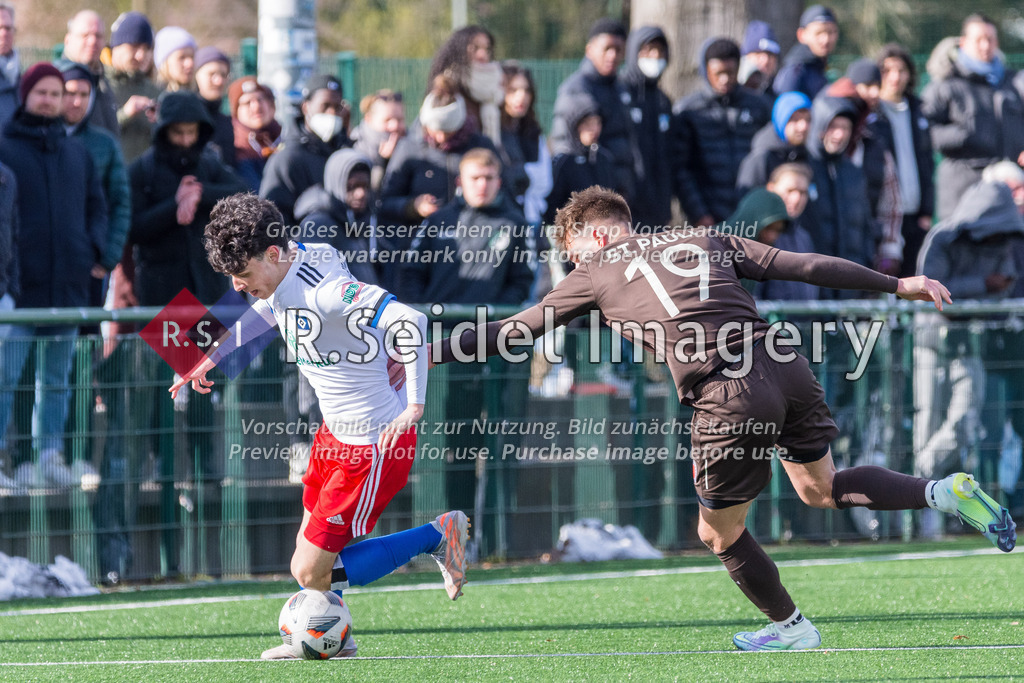 Fußball, Saison 2021/22, A-Junioren Bundesliga, Hamburger SV - FC St. Pauli, Paul-Hauenschild-Plätze (Norderstedt), 02.04.2022, 16. Spieltag | Elijah Abankwa Ceesay (#15, HSV), Bennet Winter (#19, Pauli)