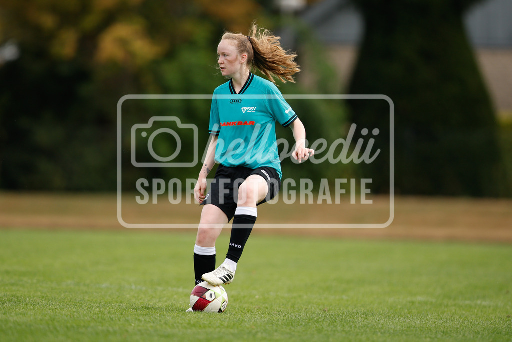 Fußball I Frauen I Westfalenpokal 26-27 I DJK GW Amelsbüren - SSV Rhade  I 18757 | Antonia Heilker (2, SSV Rhade) in Ballbesitz. - Realisiert mit Pictrs.com