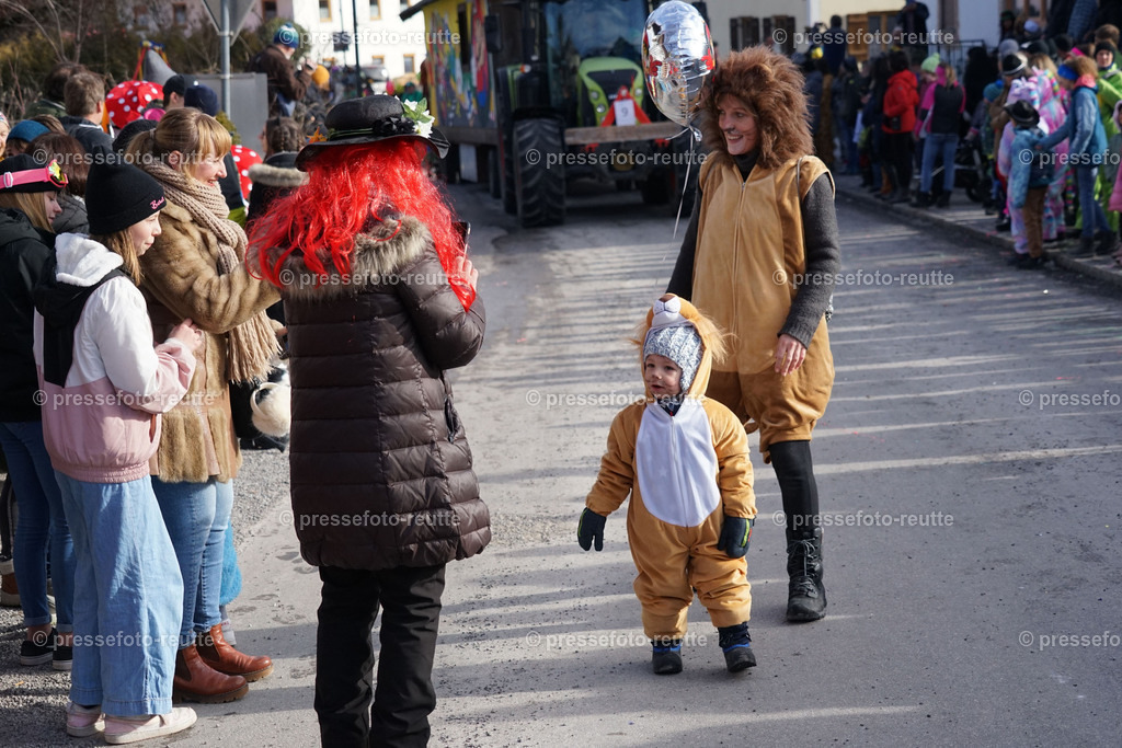 news-2023-Feb11-Fasching-Weissenbach-DSC01733 | Info aus dem Bezirk Reutte/Ausserfern Tirol sowie eine umfangreiche Bilddatenbank über die gesamte Region: Lechtal, Talkessel Reutte, Tannheimertal, Zwischentoren. Lech, Plansee, Zugspitze, Grenztunnel, B179, Fernpassstraße, Verkehr, Lawinen, Tradition, - Realisiert mit Pictrs.com