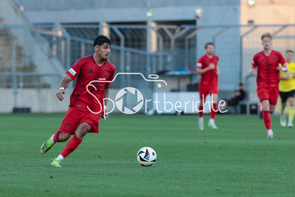 FC Bayern Amateure - SpVgg Bayreuth | am Ball Emirhan DEMIRCAN (FCB #11) / Freisteller / Einzelfoto