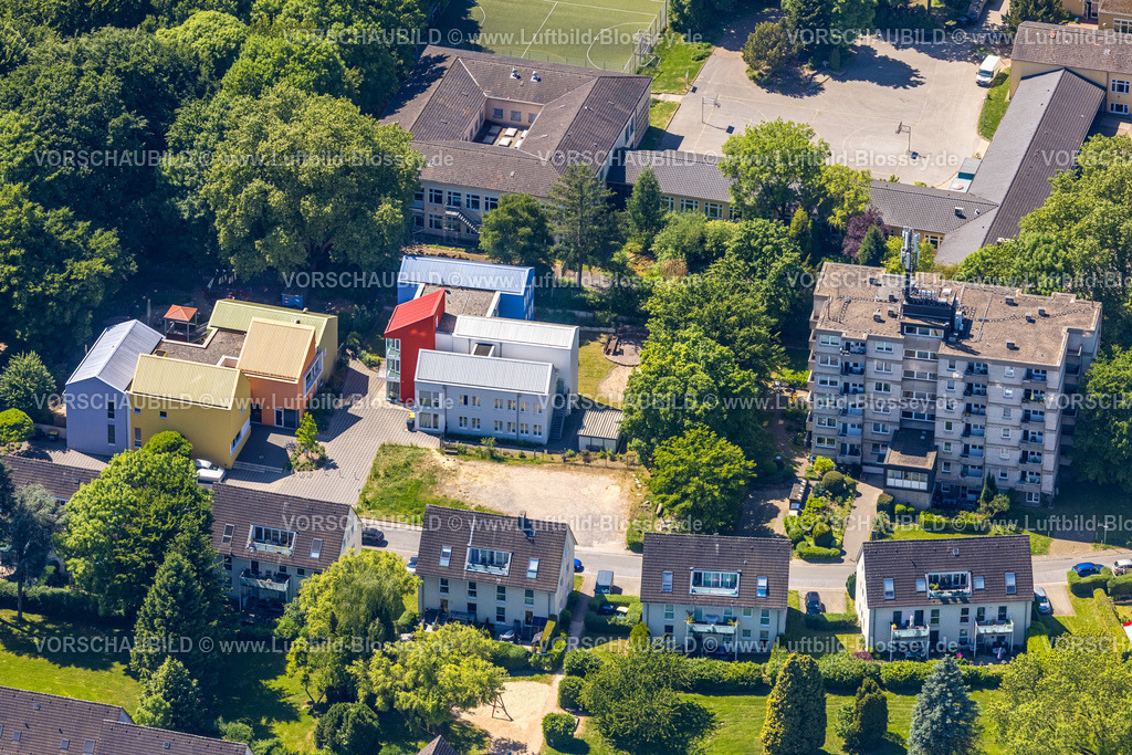 Essen250507871 | Luftbild, Evang. Kindertagesstätte Kita Samoastraße, Familienzentrum Stepke mit bunten farbigen Häusern neben der Gesamtschule Borbeck, Gerschede, Essen, Ruhrgebiet, Nordrhein-Westfalen, Deutschland