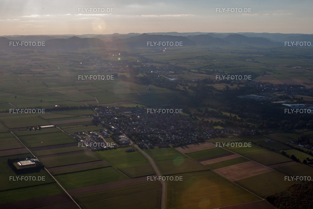 Ortsansicht von Osten | Luftbild: Ortsansicht von Osten in Steinweiler im Bundesland Rheinland-Pfalz in Deutschland. Foto: IMG_50999.jpg vom 22.07.2012 durch Werner Riehm/FLY-FOTO.de - Realisiert mit Pictrs.com