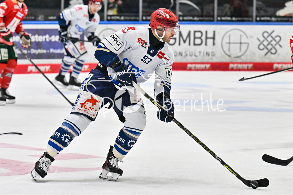 Augsburger Panther - Schwenninger Wild Wings | AUGSBURG, GERMANY - 02. JANUARY: am Puck Sebastian UVIRA (Schwenninger Wild Wings 93) während dem Match zwischen den Augsburger Panthern und den Schwenninger Wild Wings am 35. Spieltag der Penny DEL im Curt Frenzel Stadion