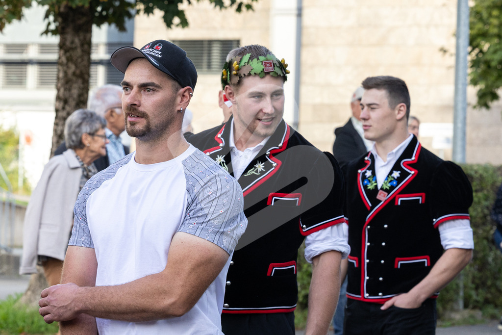 ESAF2025_Empfang_8224 | Die Schwinger des Schwyzer Kantonalen Schwingerverbandes: Fotos, die Dynamik und Leidenschaft festhalten, sowie emotionale Momente aus dem traditionellen Schwingsport zeigen. - Realisiert mit Pictrs.com