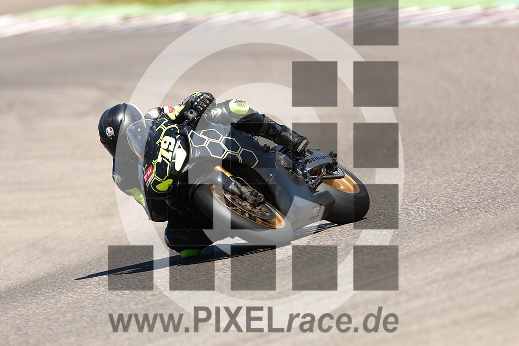 0079-20260426_02471 | Schöne Erinnerungen an spannende Momente - das festzuhalten ist unser Job. PIXELrace.de ist seit 2003 auf den Rennstrecken Europas unterwegs um die Action draußen beim Fahren und die wunderbare Stimmung imm Fahrerlager für euch einzufangen.