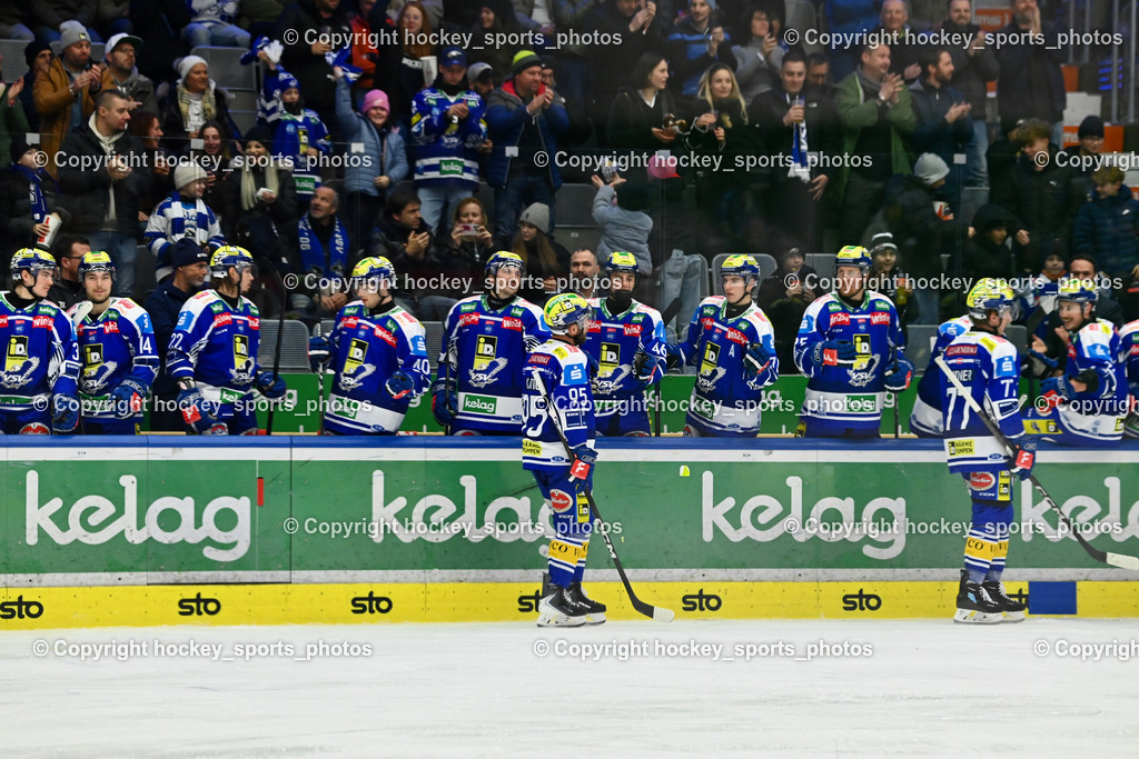 EC IDM WÄRMEPUMPEN VSV vs. HCB Südtirol Alperia | Jubel EC VSV Mannschaft, Spielerbank EC VSV, #95 Mark Katic EC VSV, #77 Philipp Lindner EC VSV, EC IDM WÄRMEPUMPEN VSV vs. HCB Südtirol Alperia, EC IDM WÄRMEPUMPEN VSV vs. HCB Südtirol Alperia am 28.12.2025 in Villach (Stadthalle Villach), Austria, (Photo by Bernd Stefan)