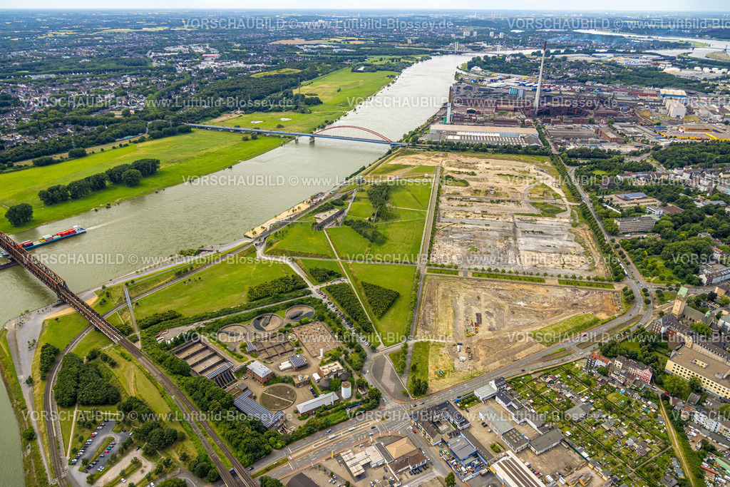 Duisburg240703987-Mitte | Luftbild, Rheinpark Duisburg am Fluss Rhein und geplante Wohnanlage RheinOrt Hochfeld, künftiges IGA-Gelände, Brücke der Solidarität mit rotem Geländer, Fernsicht, Hochfeld, Duisburg, Ruhrgebiet, Nordrhein-Westfalen, Deutschland