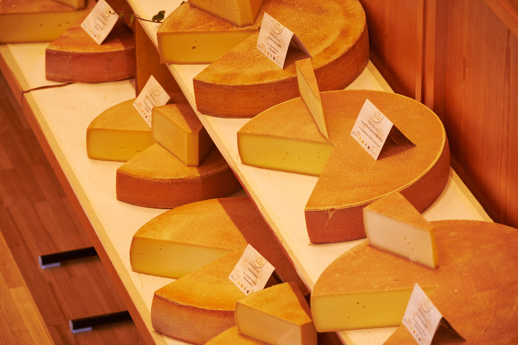 Markttag und Kaesepraemierung | Schwarzenberg, Austria - September 12, 2015: Markttag und Kaesepraemierung im Angelika-Kauffmann-Saal. - Realisiert mit Pictrs.com