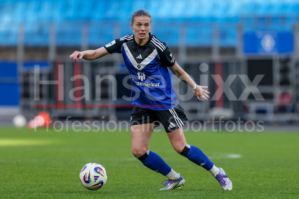 Fussball, Google Pixel Frauen-Bundesliga, Hamburger SV - Eintracht Frankfurt | Annalena Wucher (Hamburger SV, 15) am Ball, Freisteller, Einzelbild, Ganzkörper, Aktion, Action, Spielszene, DIE DFB-RICHTLINIEN UNTERSAGEN JEGLICHE NUTZUNG VON FOTOS ALS SEQUENZBILDER UND/ODER VIDEOÄHNLICHE FOTOSTRECKEN. DFB REGULATIONS PROHIBIT ANY USE OF PHOTOGRAPHS AS IMAGE SEQUENCES AND/OR QUASI-VIDEO.
