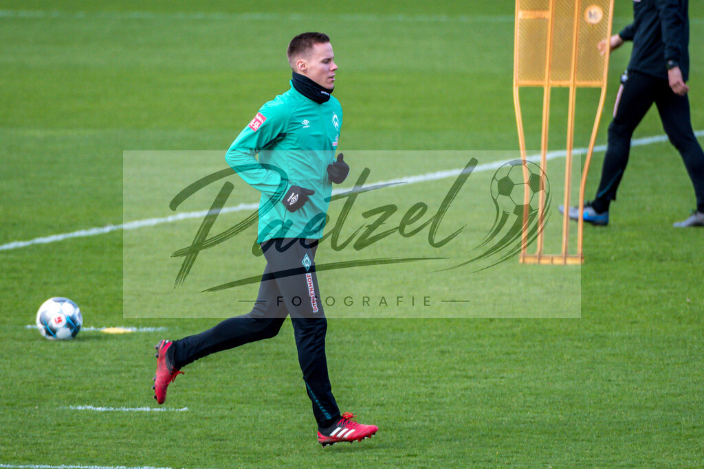 20200218_TRASVW_0008 | Fussball, Herren: Niklas Moisander (Werder Bremen) schaut waehrend der Trainingseinheit des SV Werder Bremen auf dem wohninvest Weserstadion Trainingsplatz am 18.02.2020 in Bremen, Deutschland. - Realisiert mit Pictrs.com