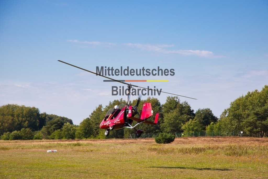 Gyrokopter_7133 | Der Pilot in seinem Tragschrauber, auch Gyrokopter genannt - Realisiert mit Pictrs.com