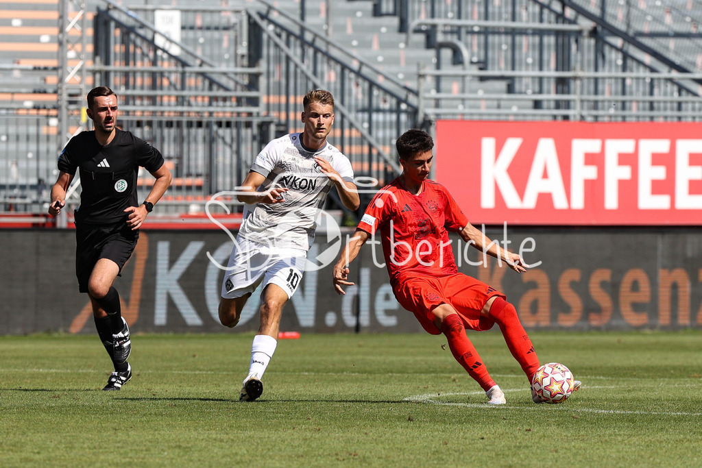 FC Würzburger Kickers - FC Bayern Amateure | im Duell Moritz HANNEMANN (Würzburger Kickers #10) und Adin LICINA (FC Bayern München II #9) / Zweikampf / Regionalliga Bayern: FC Würzburger Kickers - FC Bayern München II, AKON Arena am 24.08.2024