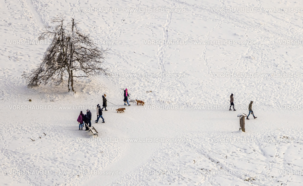 Winterberg221201502 | Luftbild Spazierengehen in der Winterlandschaft, schneebedeckte Bäume, Winterwunderland in Winterberg im Sauerland, am Kahlen Asten und den Skiabfahrten und dem Skilift-Karussell Winterberg, Winterberg, Sauerland, Nordrhein-Westfalen, Deutschland