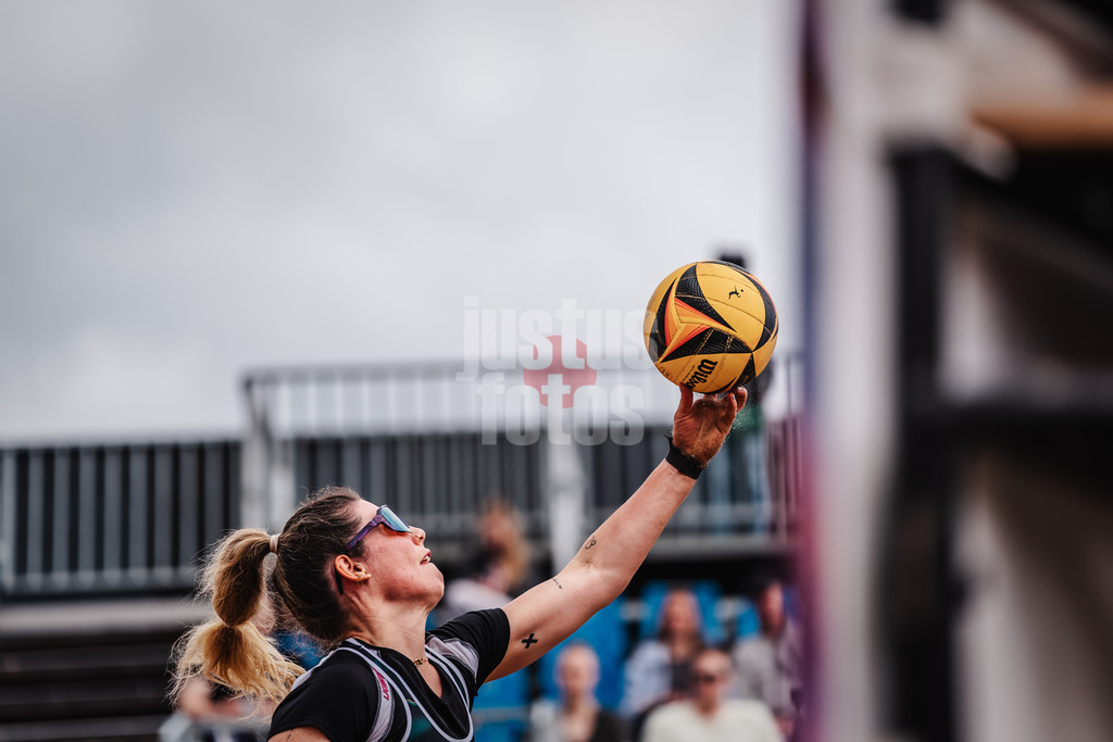 Beachvolleyball | Frauen | Allianz German Beach Tour 2025 | Tourstop Hamburg | 30.05.2025 | Sandra Ferger spielt einen Poke zum Angriff