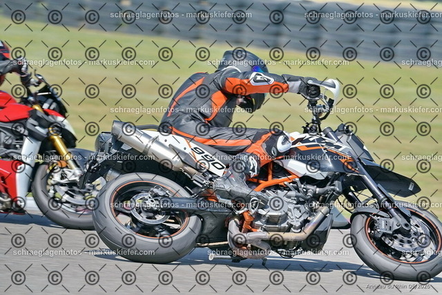 26BT02-0880 | markuskiefer.com - Realisiert mit Pictrs.com