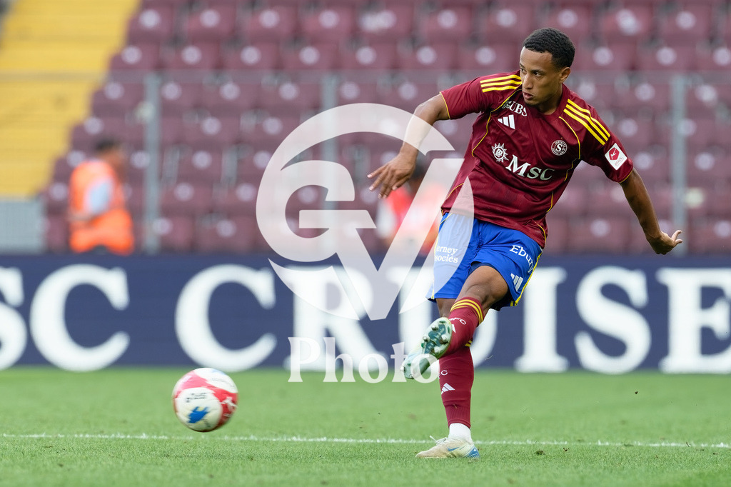 Brack Super League - Servette FC v FC Saint-Gall | Lilian Njoh (14 Servette FC) passes the ball during the Brack Super League match between Servette FC and FC Saint-Gall at Stade de Geneve in Geneva, Switzerland